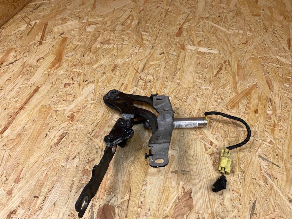 Петля капота пиротехнический пиропатрон правый  peugeot rcz ym17340080 2010- Киев