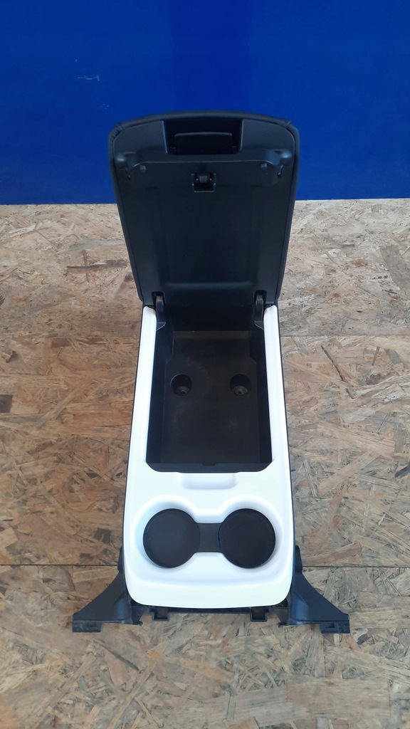 фото №4, Prius iv prime plug-in phv подлокотник задняя