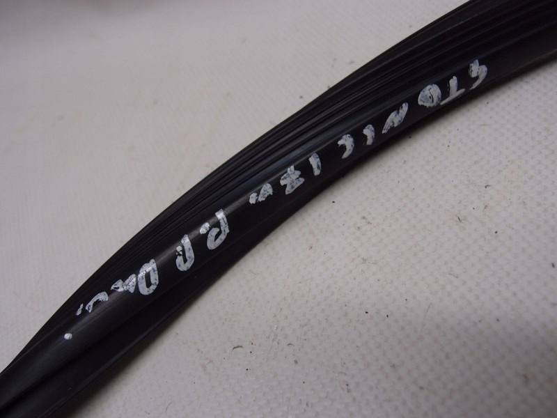 фото №2, Прокладка дверь правый перед kia stonic 2017r