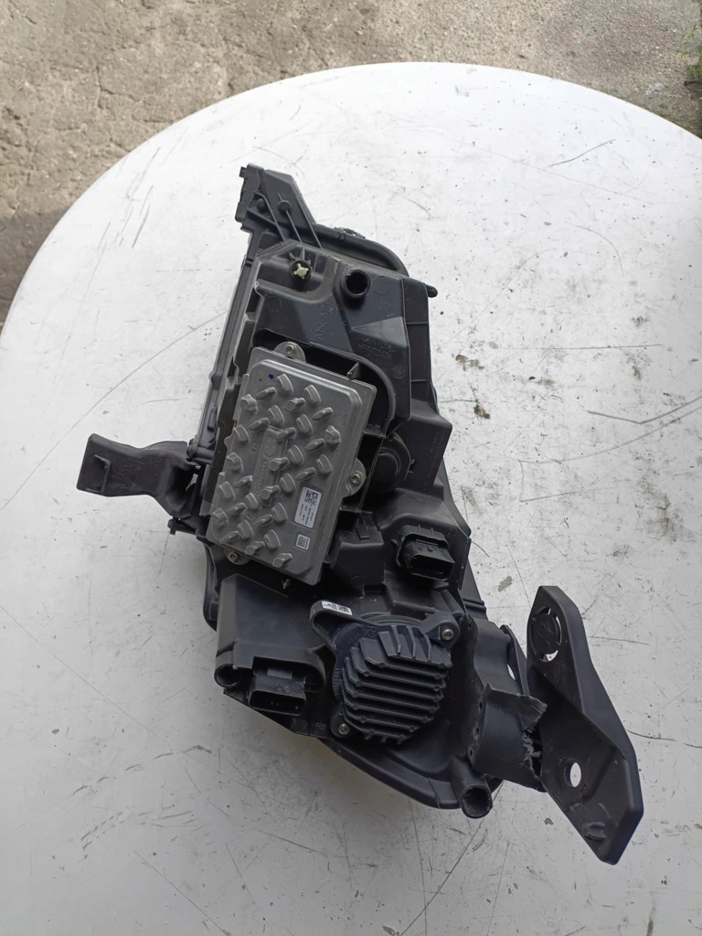 Купить Лампа передняя правая peugeot 2008 ii комплектная 9823193480