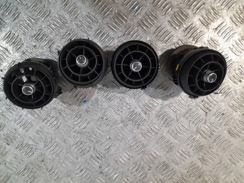 фото №1, Решётка обдув панели консоли audi a1 8x 8x2820951