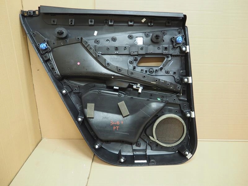 Обивка обшивка дверь правая  задний peugeot 3008 2 Оригинал