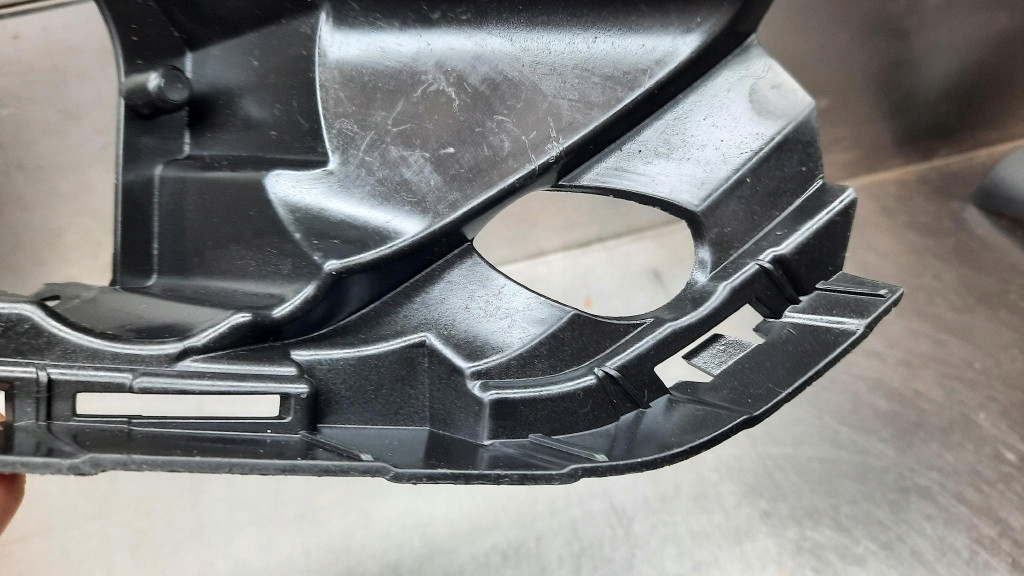 фото №11, Кронштейн направляющая противотуманной фары правый 31407961 volvo xc40