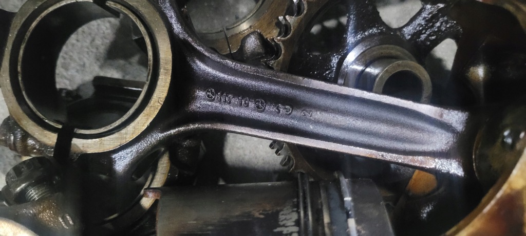 Напрямна з двигун mercedes w126 sec 5,6 560 m117968... поршень Київ