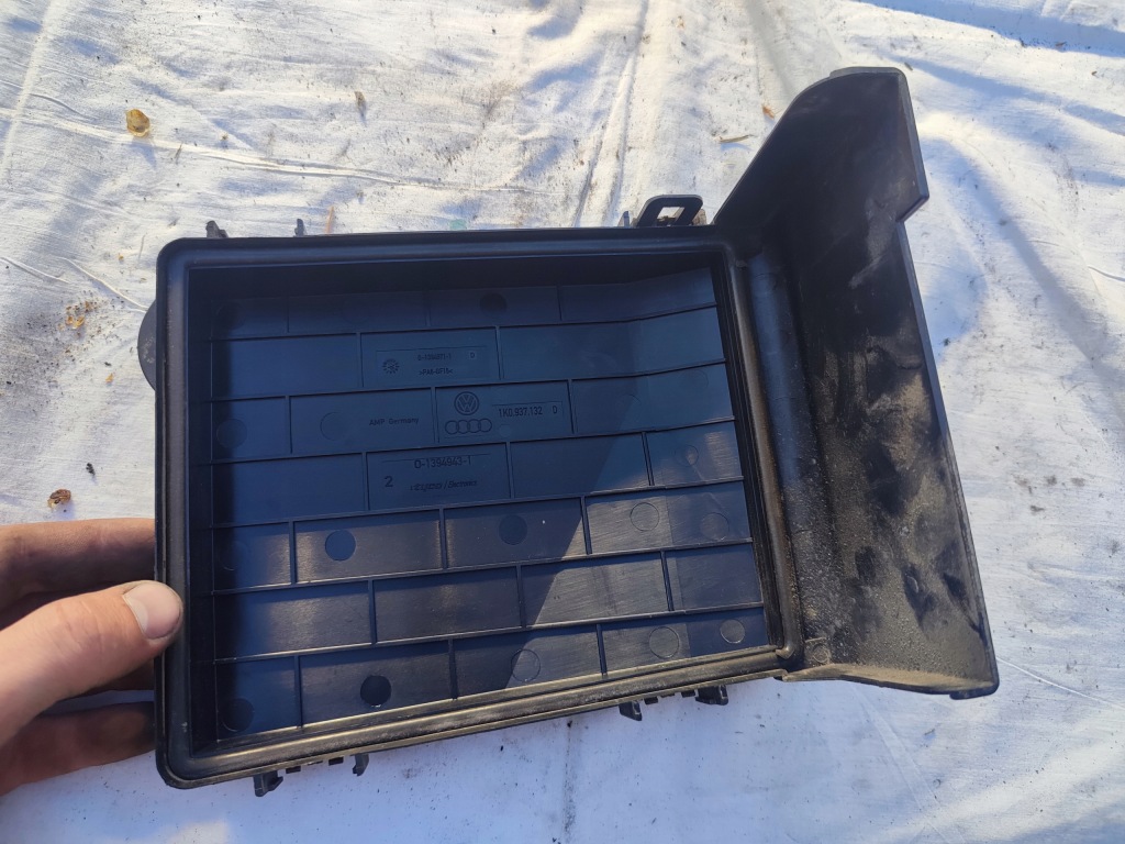 Кришка коробка запобіжників vw audi 1k0937132d в Україні