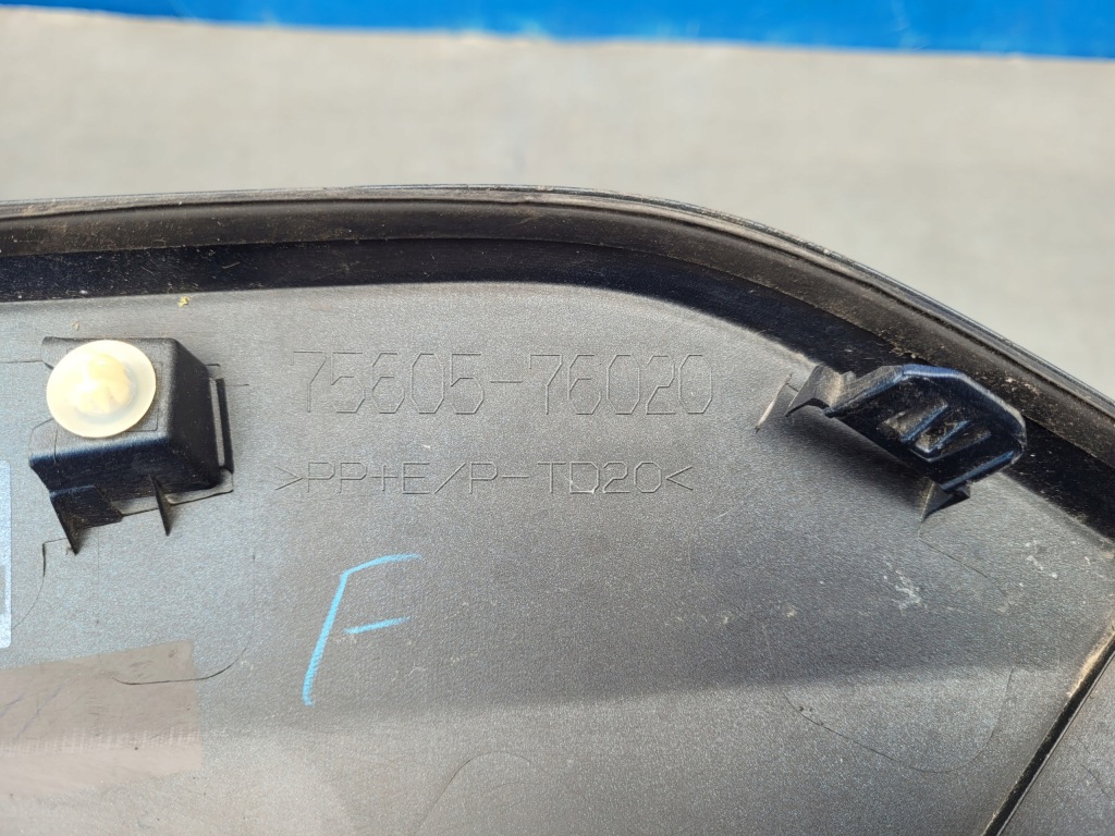 Lexus ux200 ux250h рестайлінг  23- 2023- молдинг на крила правий задній пофарбована Оригінал