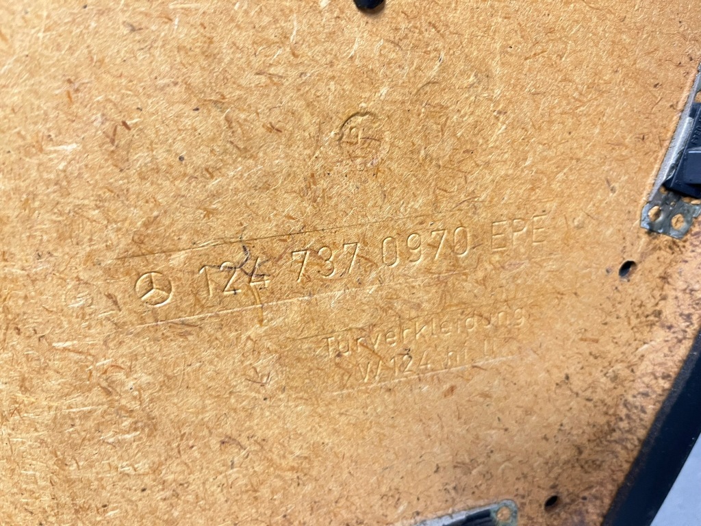 Обшивка двері лівий задній решітка sportline mercedes w124 sedan 1247370970 Зі Шроту