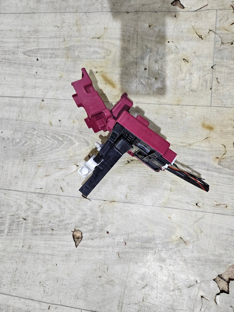 фото №8, Toyota yaris cross клемма plus предохранитель