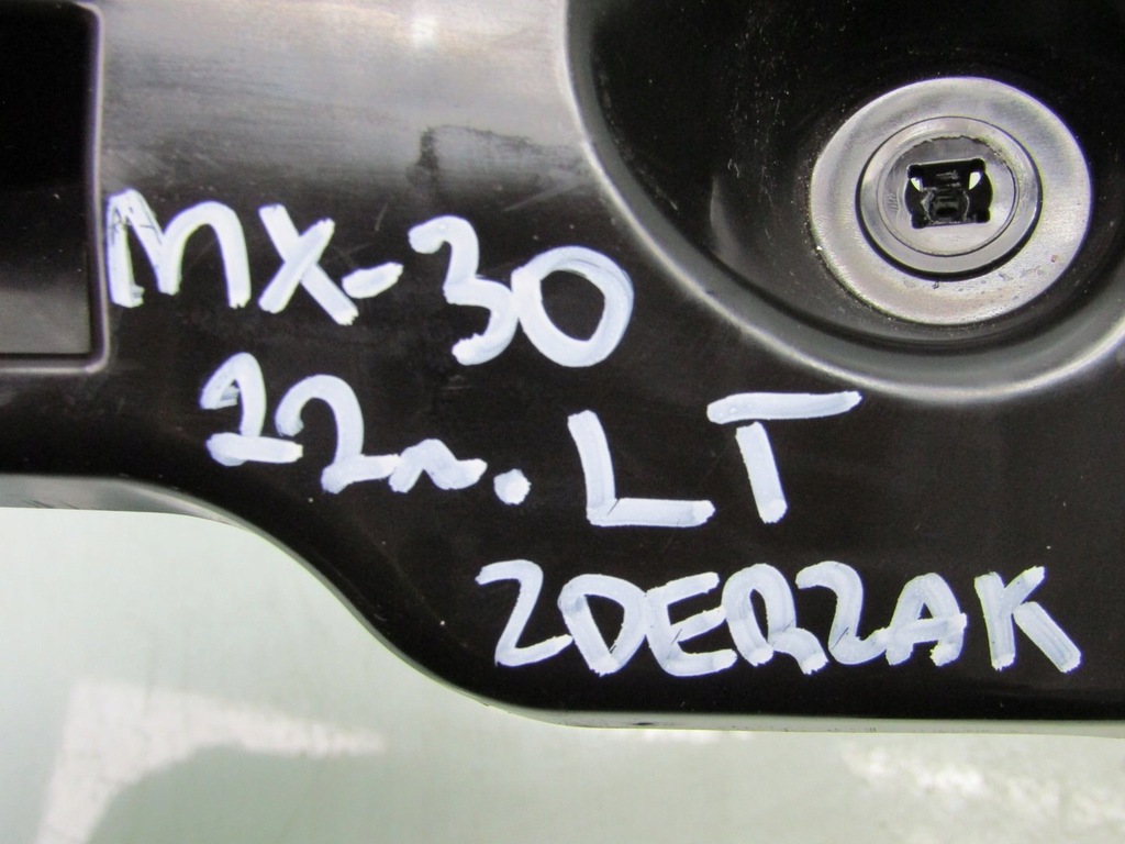 фото №8, Mazda mx-30 22r напрямна бампера лівий задня задній кронштейн кронштейн dn4j502j1