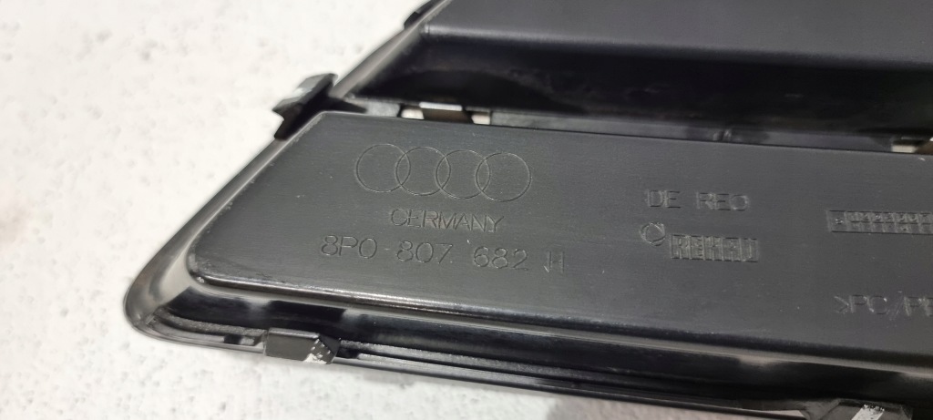Решётка бампера правый  перед audi a3 8p0 рестайлинг  08-12 Цена