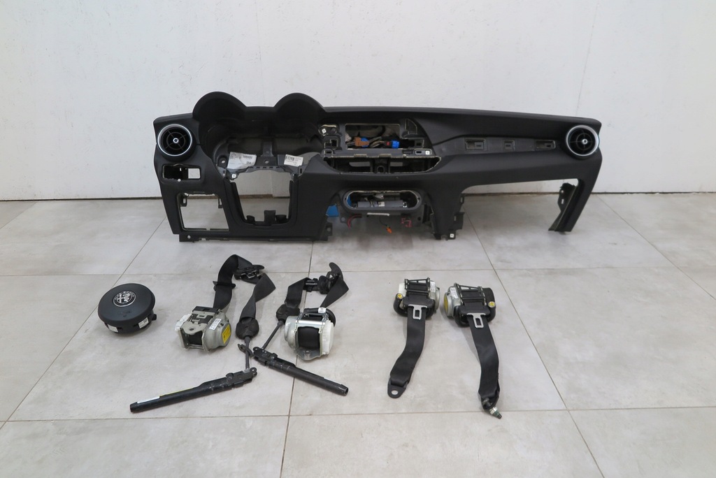 фото №1, Панель приладів подушка безпеки подушки безпеки ремені alfa romeo stelvio демонтаж