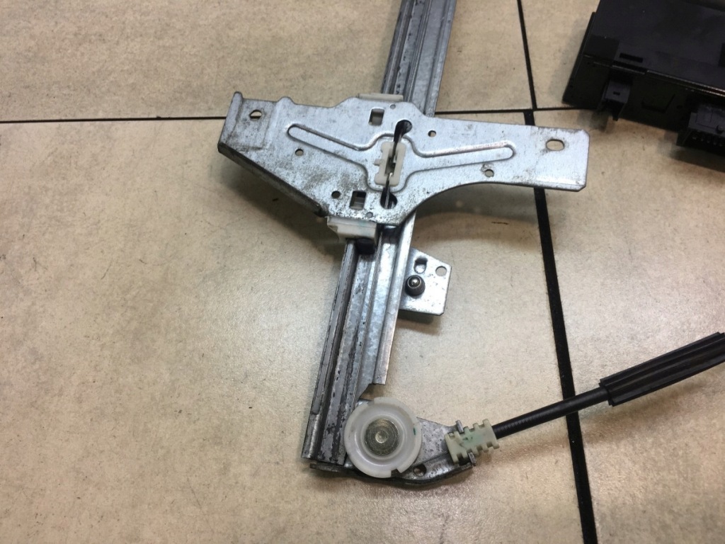 Подъемник стекло правый перед 307 9634457480 с Разборки