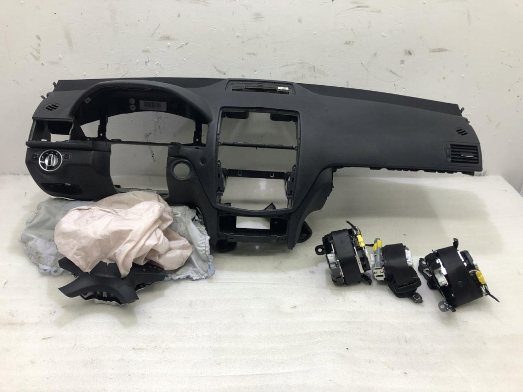 фото №1, Панель приладів панель приладів подушка безпеки ремені mercedes w204 europa