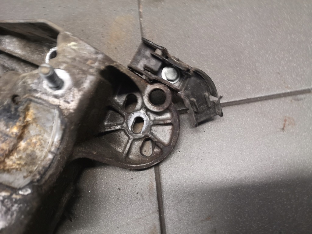 фото №7, Кронштейн двигуна права audi a4 b7 2.0 tdi 8e0199352f