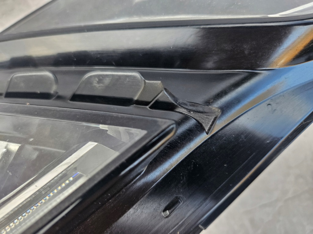 Skoda octavia 5e1 рестайлінг  фара перед права або ліва full led комплектна Зі Шроту