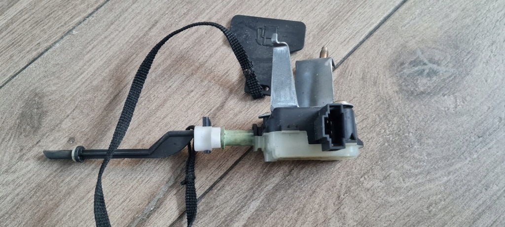 Купити Toyota avensis 2.0 d4d механізм привід кришка заливної пального