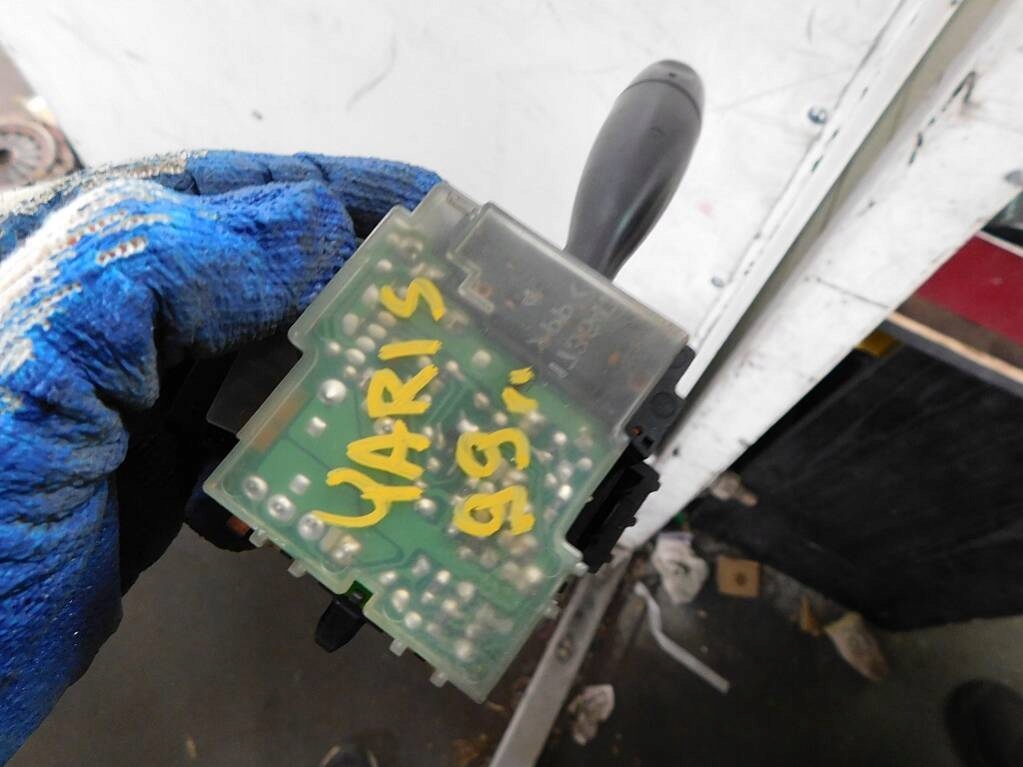 фото №6, Toyota yaris i 99r 3d переключатель дворник