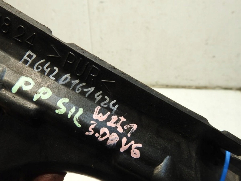 Защита двигателя правый перед mercedes r w251 a6420161424 Цена