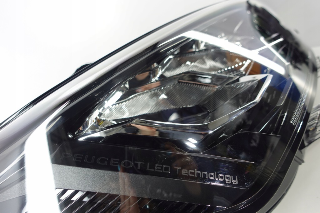 Peugeot 208/2008 2019- фара правый  eco led в Украине
