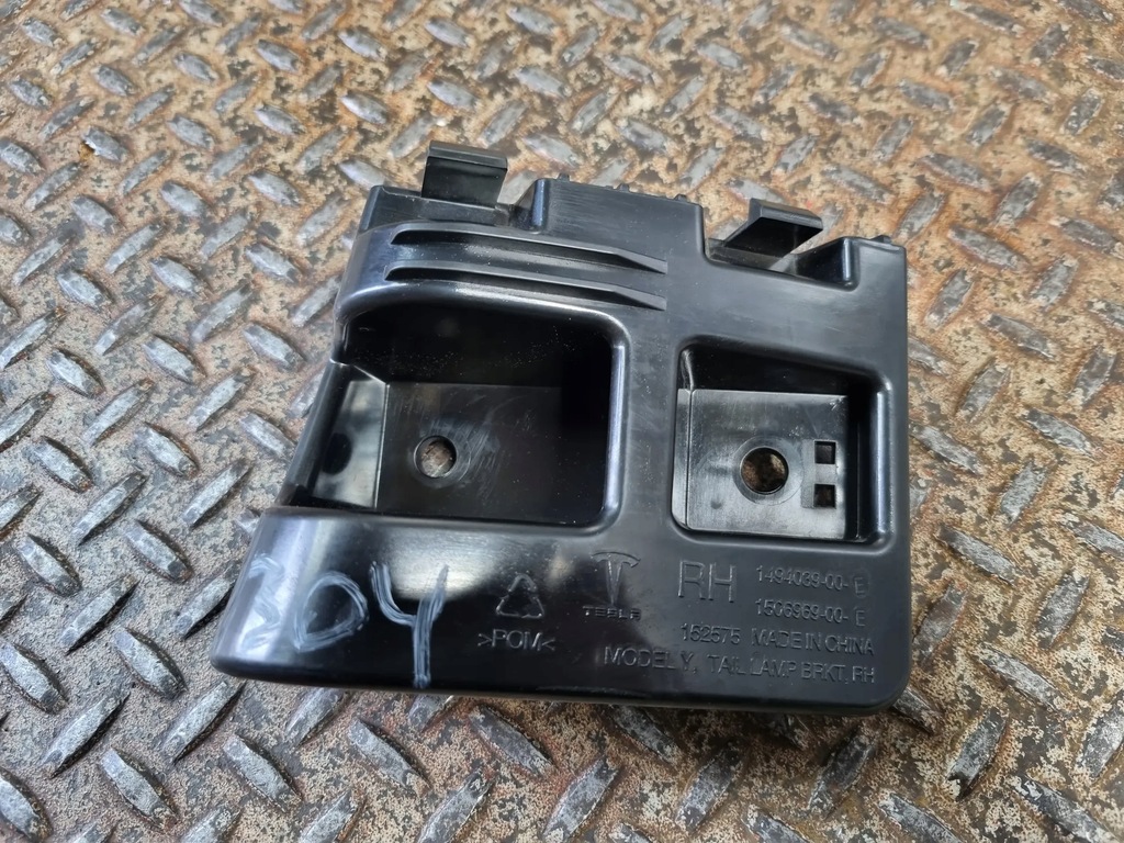 фото №1, Tesla model y 2023 po права елементи кріпильні