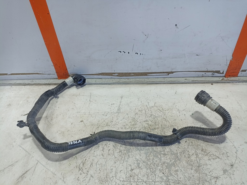 Купити Tesla model 3 патрубок шланг води 1631595-00-b