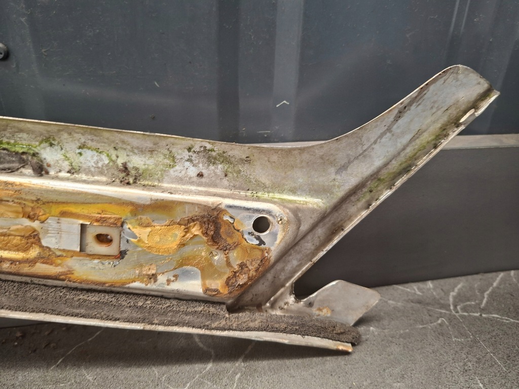 Молдинг хром порог правая mercedes w116 Недорого