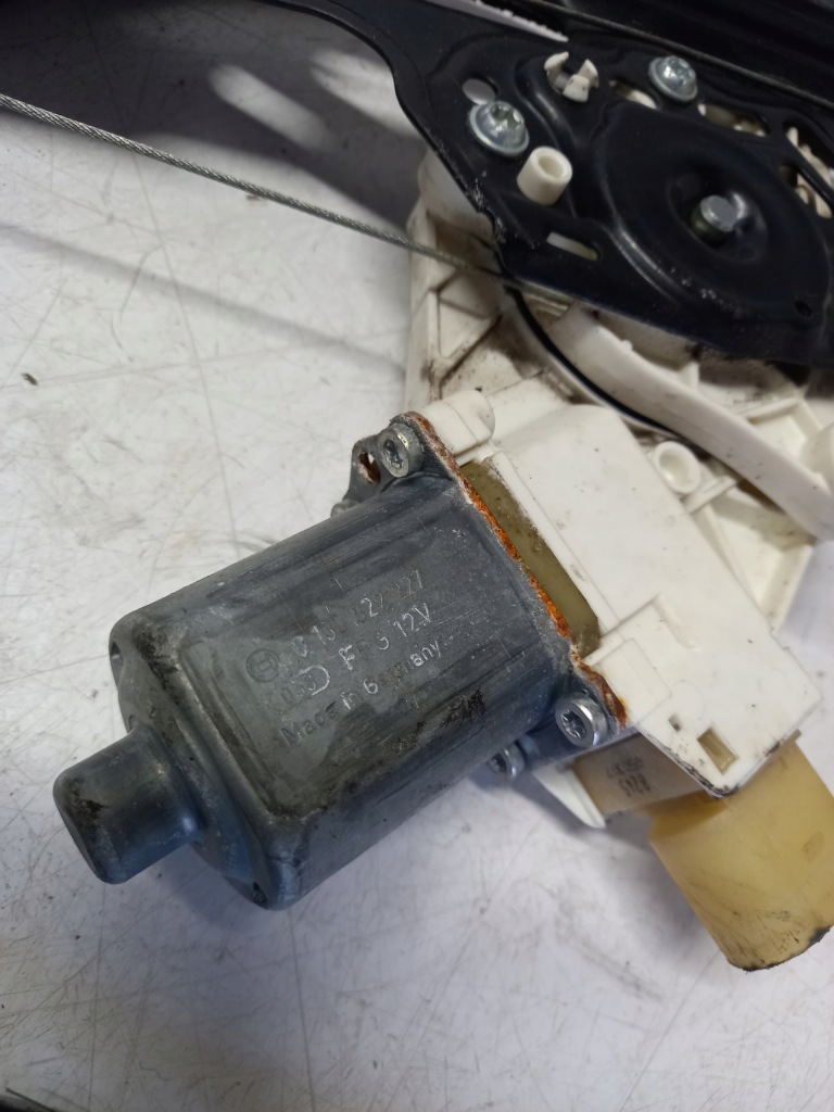 Підйомник скло передній правий bmw e87 70677965 Недорого