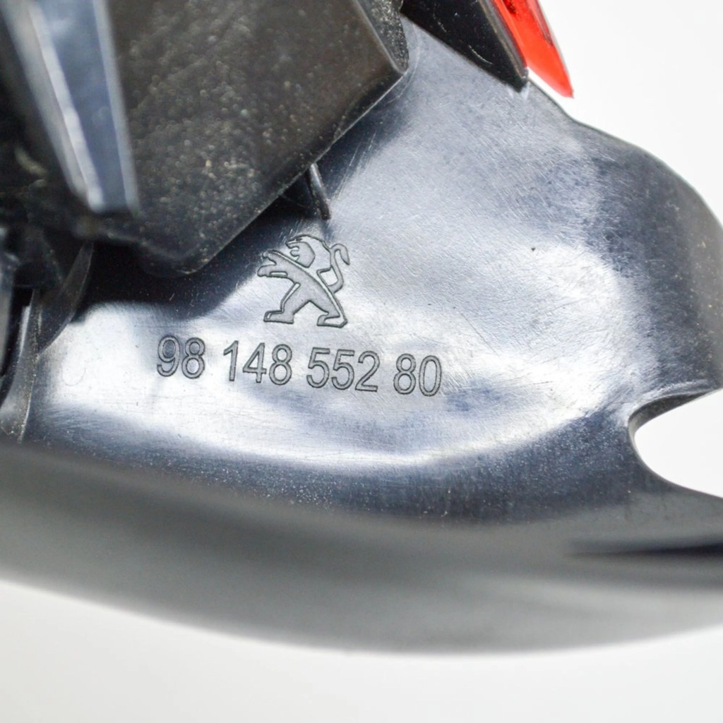 фото №6, Peugeot 2008 i 2018 левая сторона лампы задний крышки багажника