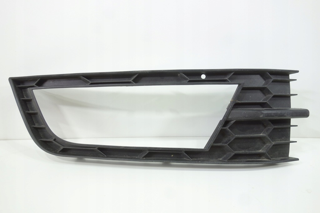 фото №1, Решётка противотуманной фары перед правая skoda octavia iii