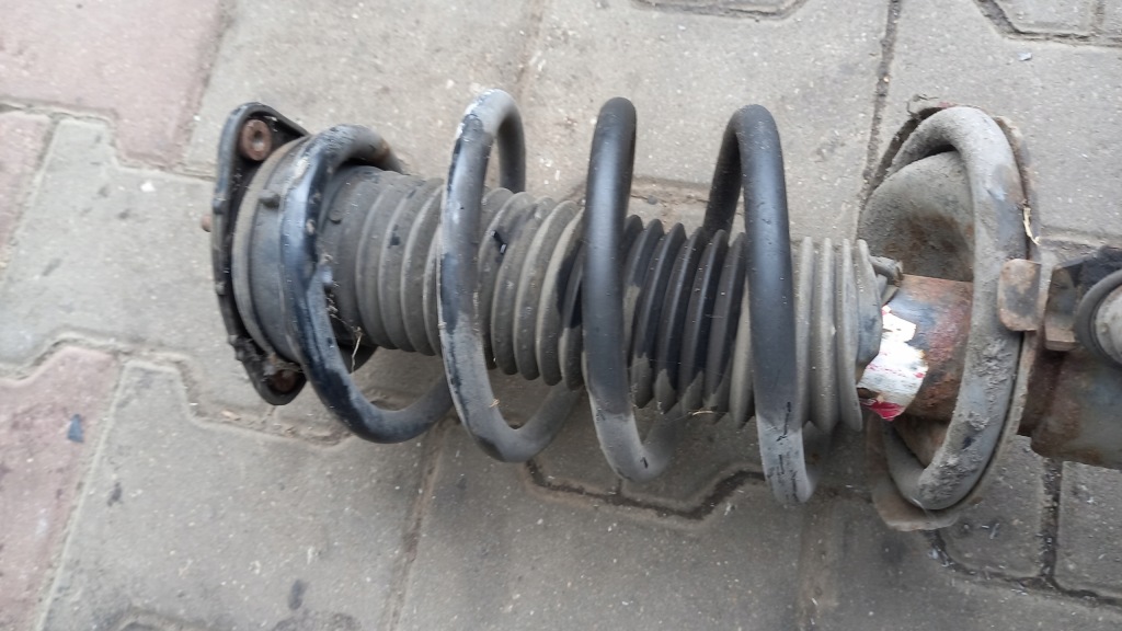 Амортизатор правая  перед mazda 5 06r 2.0crd van Недорого