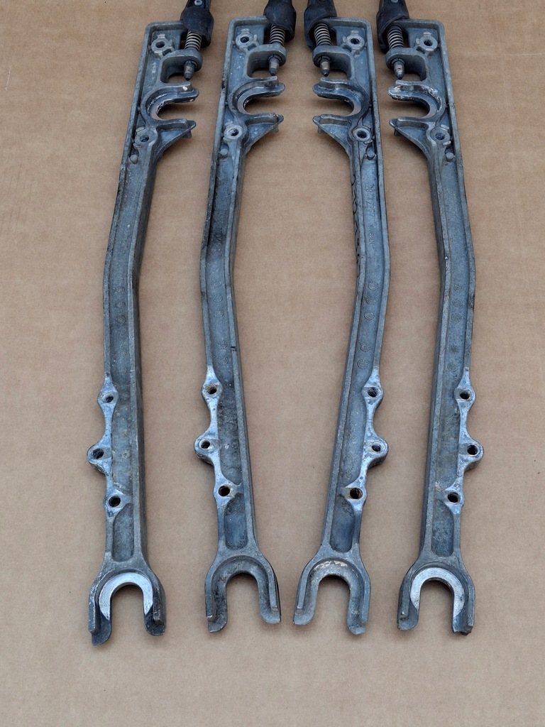 фото №3, Volvo renault кронштейн кронштейн кронштейн спойлер защита 20442377