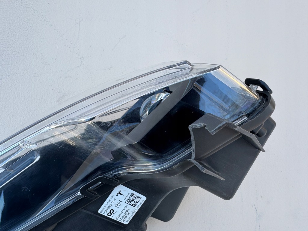 Tesla model y противотуманная фара правый led drl перед 1507933-10 Оригинал