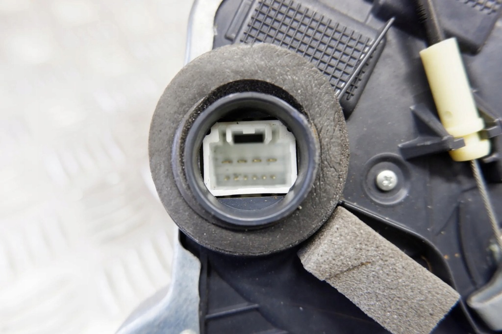 Замок лівих передніх двері toyota prius plus _w4_ 6904060220 1.8l Ціна