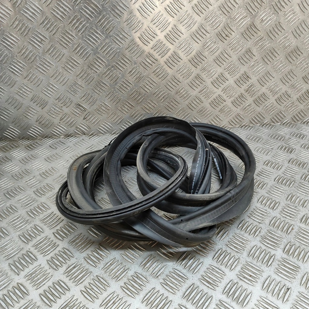 фото №5, Audi rs6 c8 2022 гумовий прокладка багажника заднього / na кузов