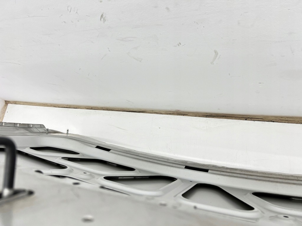 Opel astra j рестайлінг  капот кришка двигуна z179 Зі Шроту