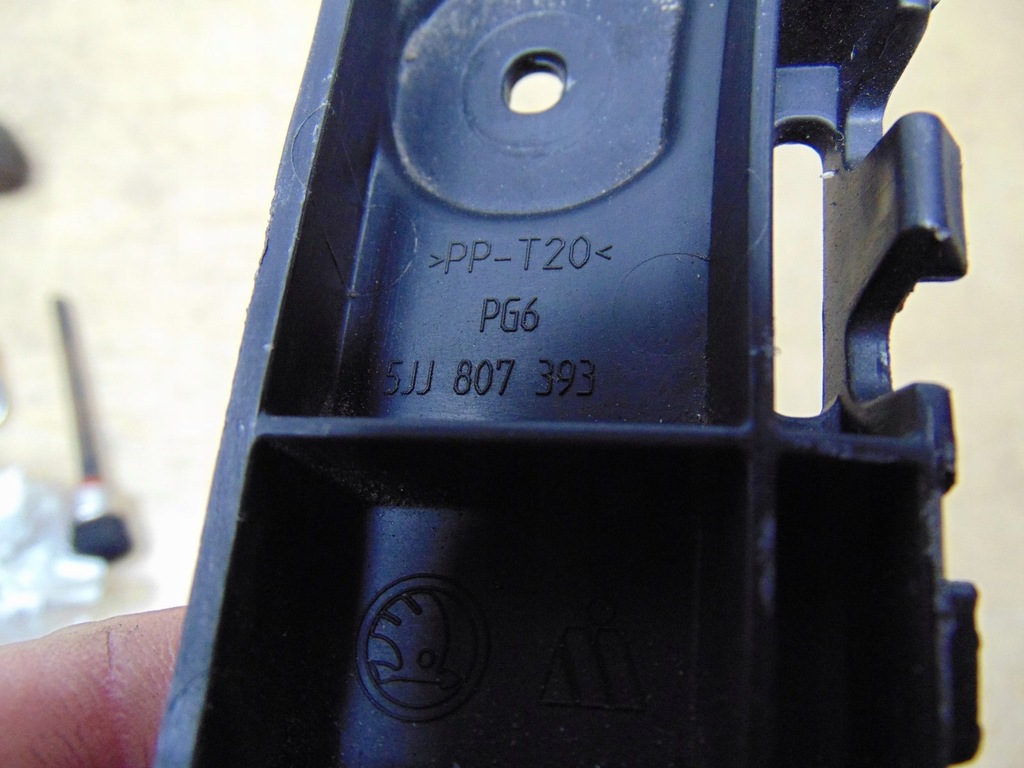 фото №10, Напрямна бампера лівий задня skoda rapid 5jj807393