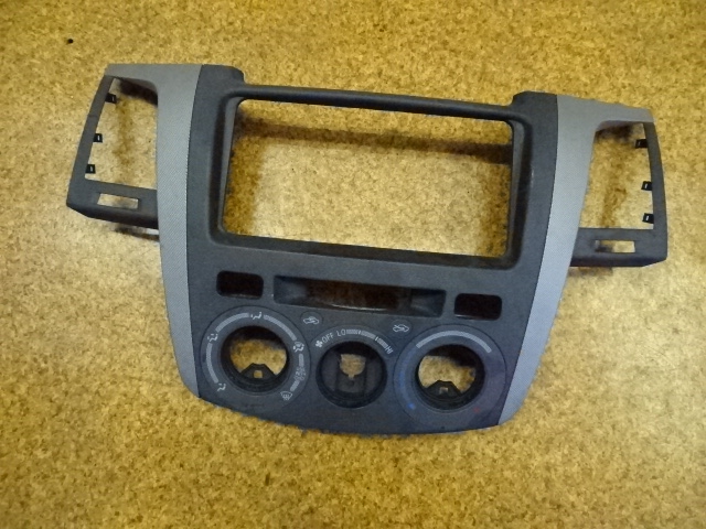 фото №1, Toyota hilux 07r # рамка панель радио