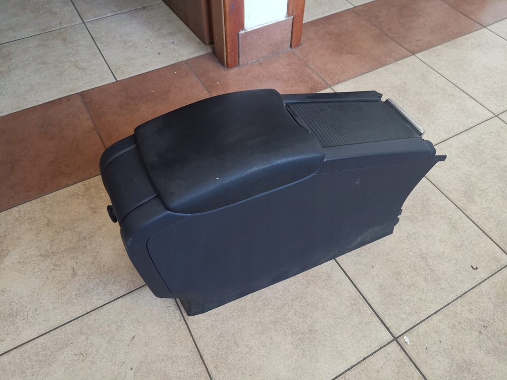 фото №1, Volvo s60 ii v60 подлокотник крышка шторка туннель