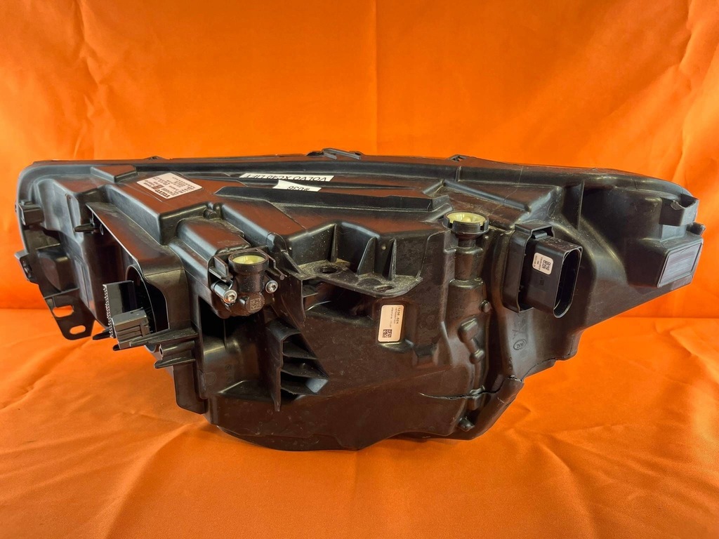 фото №8, Volvo xc40 2018 права сторона лампа передня 32404666