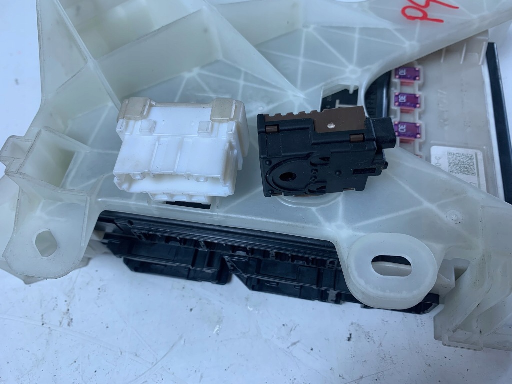 фото №10, Toyota rav4 v 5 2020 - модуль комфорта 82730-42890-c 89221-42500