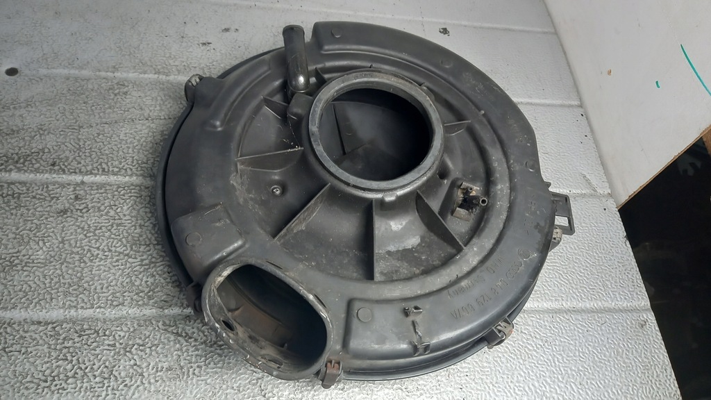 фото №1, Корпус фильтра воздуха audi 80 2.0b sedan