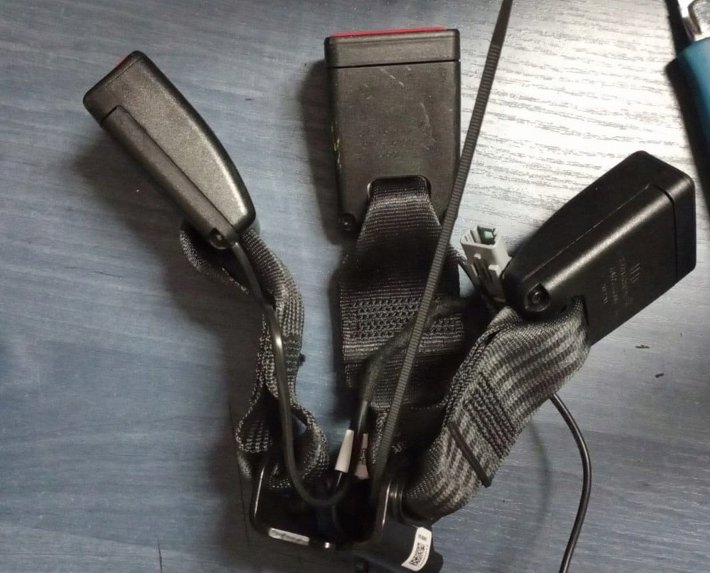 фото №6, Клипса поперечина задняя renault arkana 878168084r 878167142r состояние jak новый