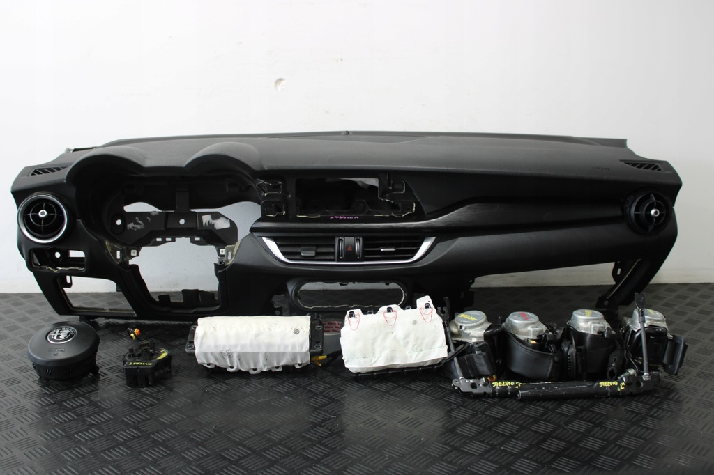 фото №1, Панель приладів консоль подушка безпеки подушки безпеки stelvio veloce