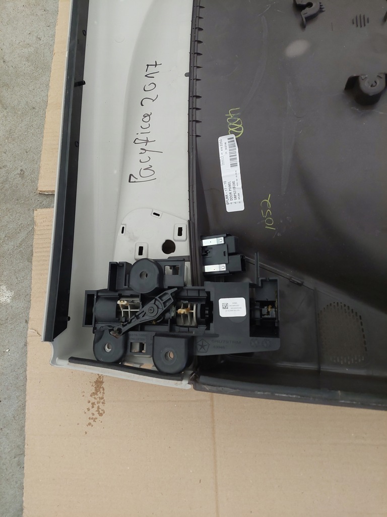 фото №4, Chrysler pacifica 17- обшивка двері лівий задня usa