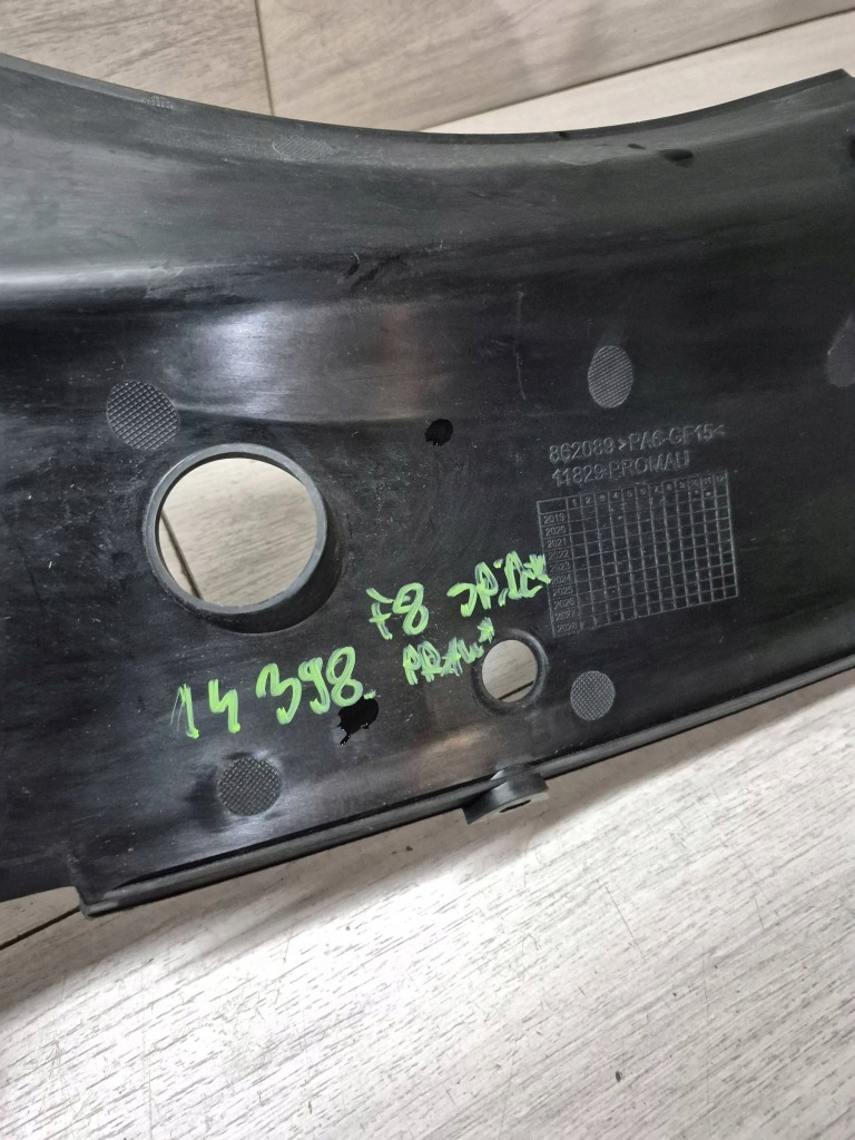 14398. ferrari f8 spider накладка правий перед 862089 Недорого