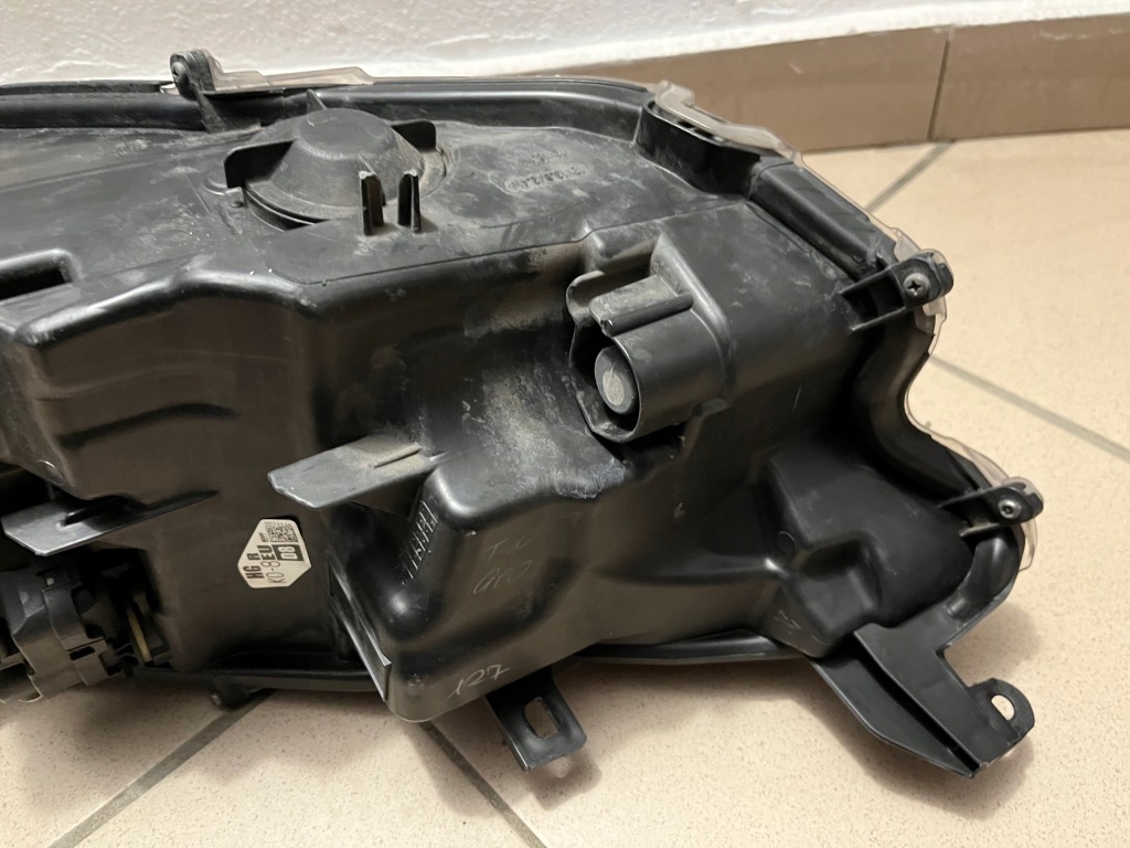 Фара передня передні  права toyota yaris iv 4 full led 20- Доставка