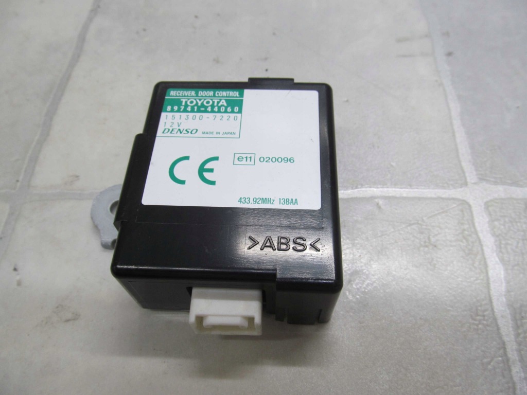 фото №1, Toyota avensis verso модуль блок керування замка 89741-44060 01-09