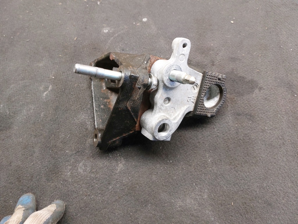 фото №1, Кронштейн подушка двигателя toyota prius plus iv 20r 2zr