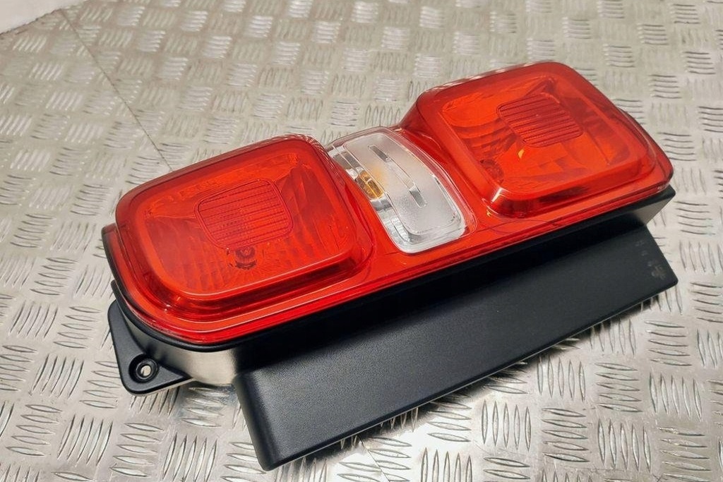 фото №11, Лампа правая задняя peugeot expert фургон 9808243080 1.6l дизель 85kw 2018