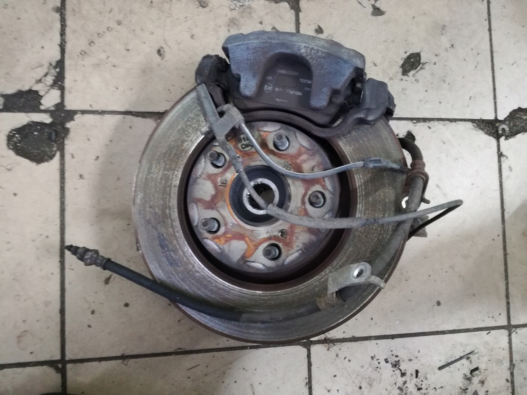 фото №1, Toyota avensis t27 поворотный кулак ступица левая перед 1.8b